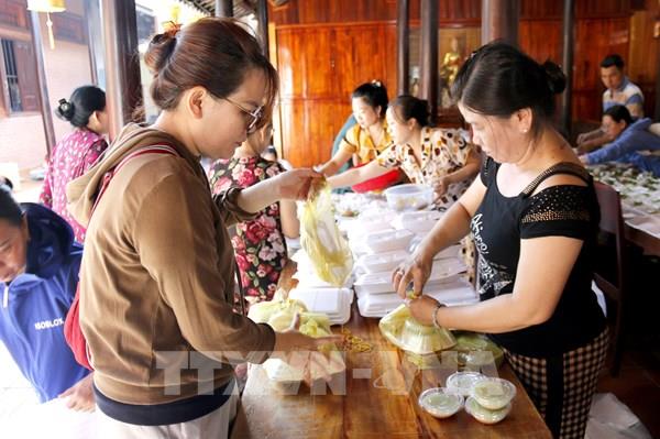 Lâm Đồng: Những suất cơm nghĩa tình đến với người dân bị chia cắt do mưa lũ