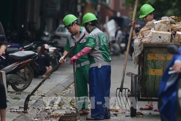 Công nhân môi trường Huế gồng mình dọn rác sau lụt
