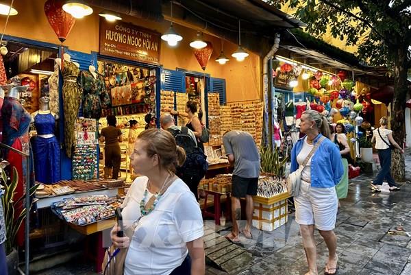 Phố cổ Hội An khôi phục nhịp sống thường ngày sau mưa lũ