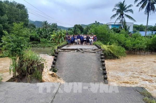 Quảng Ngãi: Mưa lũ gây sập cầu dân sinh, chia cắt 250 hộ dân
