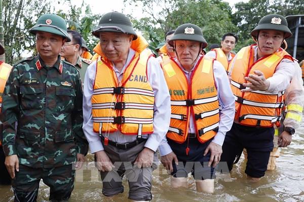 Tổng Bí thư Tô Lâm thăm, tặng quà người dân bị ảnh hưởng do mưa lũ tại Huế