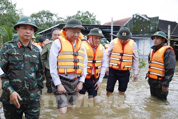Tổng Bí thư thăm người dân bị ảnh hưởng do mưa, lũ tại thành phố Huế