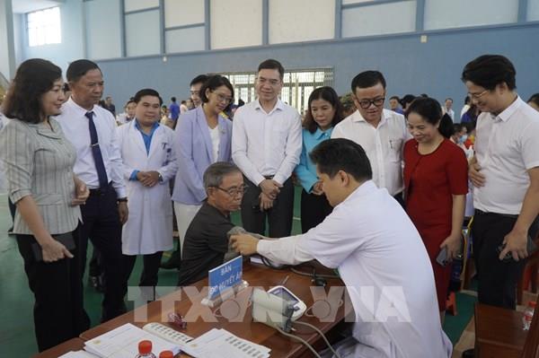 Đưa dịch vụ y tế đến với người dân khó khăn