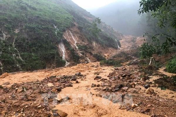 Huế: Xuất hiện vết nứt hở trên đỉnh đồi, nhiều hộ dân vùng núi phải sơ tán