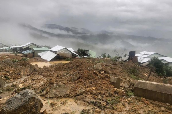 Đà Nẵng tiếp tục sạt lở vùi lấp 6 căn nhà và 1 người dân