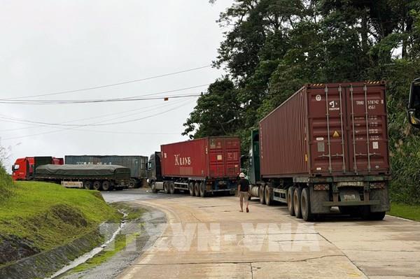 Đường Hồ Chí Minh qua Quảng Ngãi tiếp tục sạt lở, giao thông ách tắc