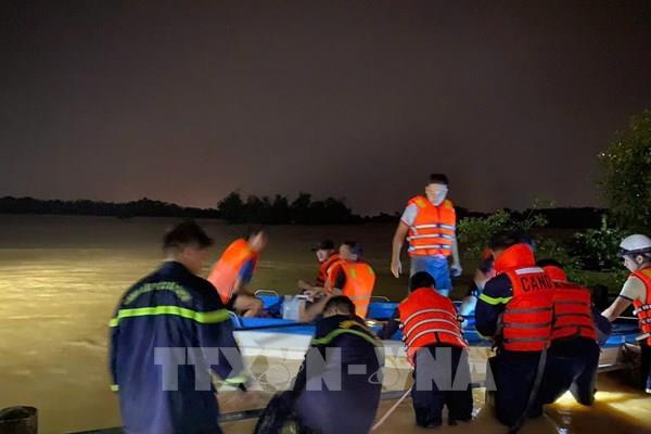 Quảng Trị: Giải cứu thành công nhiều người dân bị kẹt giữa dòng nước lũ