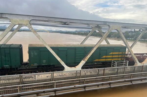 Ngành đường sắt lần thứ 3 điều tàu giữ cầu qua sông Hương