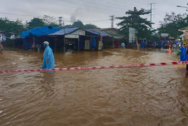 Mưa lớn gây ngập, ách tắc giao thông tại trung tâm thành phố Đà Nẵng