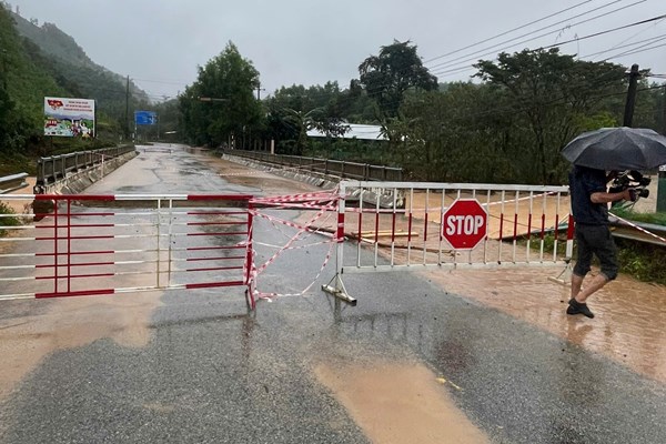 Huế: Ba cây cầu ở Khe Tre gãy sập do mưa lũ, giao thông chia cắt cục bộ