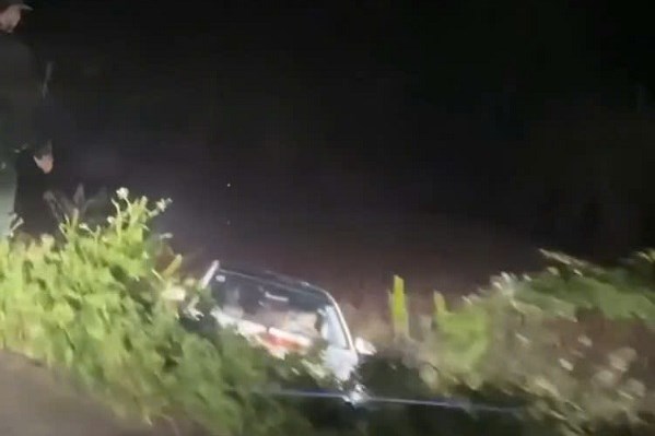 Thông tin vụ lái xe không chấp hành kiểm tra nồng độ cồn, lùi xe xuống ruộng