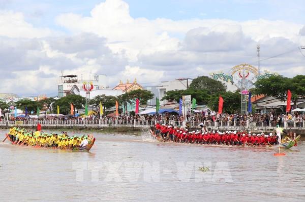 Tưng bừng đua ghe Ngo của đồng bào Khmer Vĩnh Long