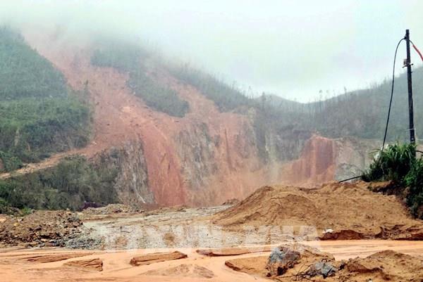 Hà Tĩnh: Sạt lở nghiêm trọng vùi lấp đường vào cảng Vũng Áng