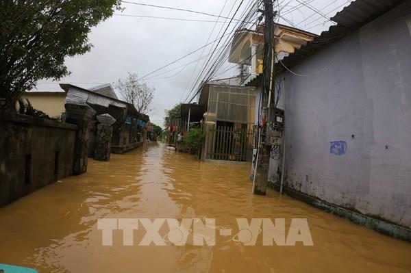 Huế: Nhiều tuyến giao thông vẫn bị chia cắt do sạt lở và ngập sâu