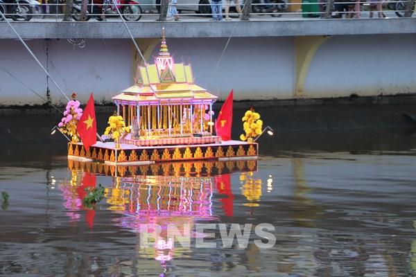 Lung linh sắc màu ghe Cà Hâu trên dòng Maspéro
