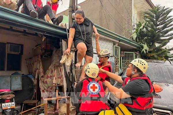 Rơi trực thăng cứu trợ khiến 6 quân nhân thiệt mạng trong bão Kalmaegi