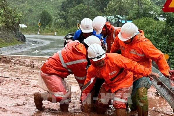 Gần 100% khách hàng tại miền Trung được khôi phục cấp điện sau mưa lũ