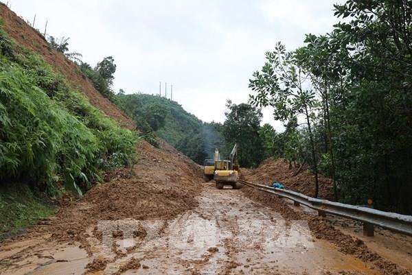 Huế nỗ lực để thông xe đường Hồ Chí Minh nhánh Tây trong ngày 6/11