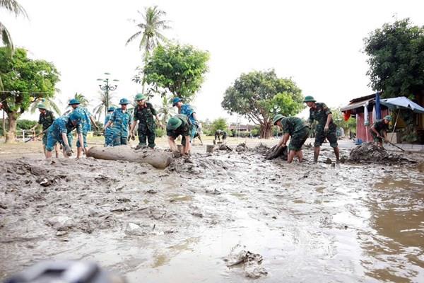 Đà Nẵng làm sạch môi trường sau lũ tại Hội An