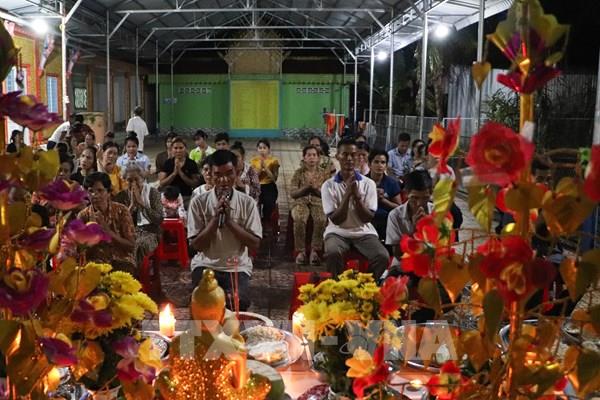 Theo chân người Khmer đón mùa trăng Ok Om Bok