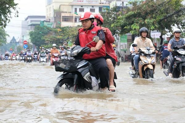 Hình ảnh triều cường ở Cần Thơ lập đỉnh mới, người dân "bì bõm" trên đường