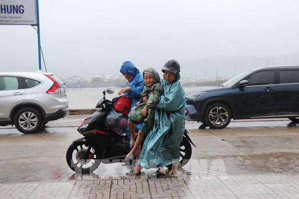 Người dân Quảng Ngãi di dời đến các nơi tránh trú sớm