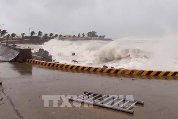 Đêm 6/11, bão số 13 vào đất liền từ Quảng Ngãi - Đắk Lắk và suy yếu dần