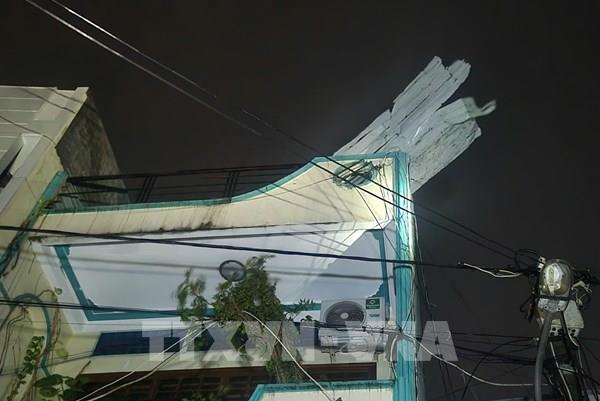 Gió giật mạnh gần 5 tiếng, người dân Quy Nhơn căng mình chống bão