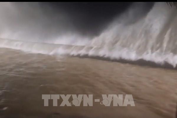 Bão số 13: Sóng đánh tràn bờ kè, gây ngập úng khu dân cư ở Quảng Ngãi