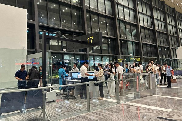 Rà soát quy trình kiểm tra hành lý xách tay lên máy bay để tránh ùn tắc