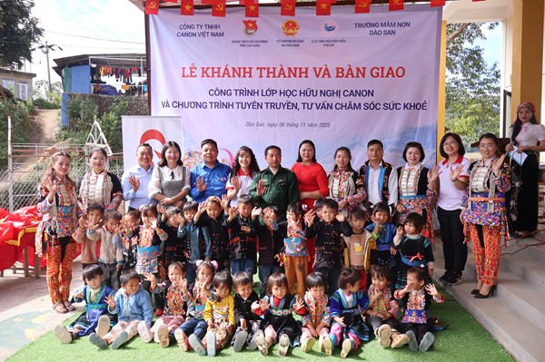 Bàn giao điểm trường mầm non hữu nghị Canon-San Cha