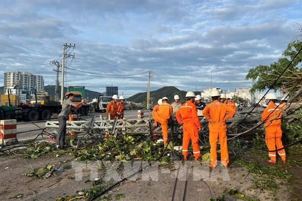 Khắc phục sự cố điện cho hơn 1,6 triệu khách hàng miền Trung sau bão số 13