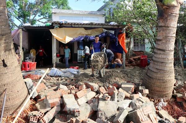 Tịnh Khê (Quảng Ngãi) bắt tay dựng lại nhà cửa cho dân sau bão số 13