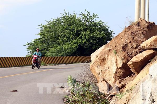 Sạt lở tuyến đường ven biển Phước Dinh - Cà Ná