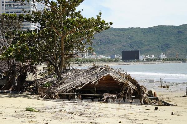Bờ biển Quy Nhơn tan hoang sau cơn bão