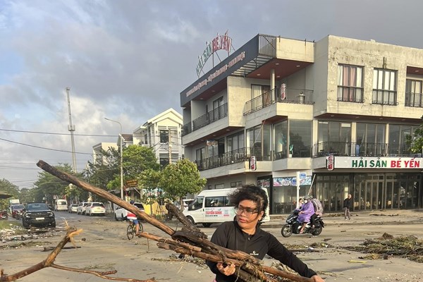 Đà Nẵng tổng lực làm sạch tuyến ven biển sau bão số 13