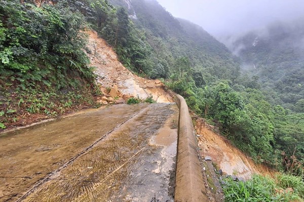 Huế: Một số tuyến đường còn khó khăn trong lưu thông sau lũ lớn