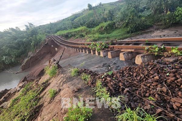 Mưa lũ cuốn trôi nền đường sắt Bắc - Nam đoạn qua Đắk Lắk, Gia Lai