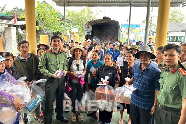 Nghĩa tình mùa bão lũ: Công an và nhà hảo tâm về với người dân Huế