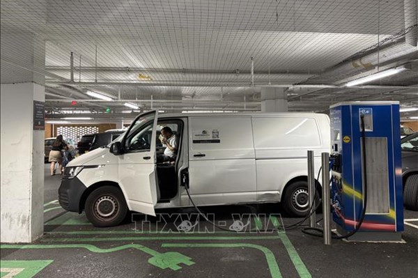 Các nhà sản xuất ô tô chỉ trích kế hoạch đánh thuế xe điện của Anh