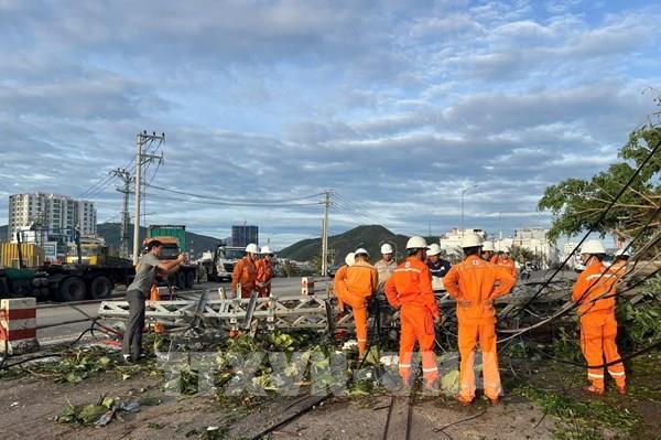 Khắc phục bão số 13: Khôi phục cấp điện trở lại cho hơn 68% khách hàng