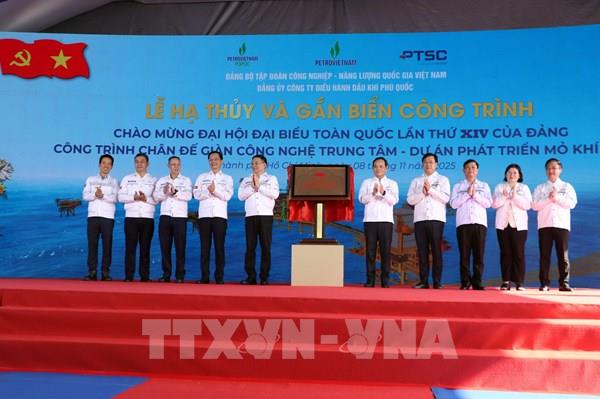 Gắn biển hạng mục trọng yếu Dự án Phát triển mỏ khí Lô B-Ô Môn