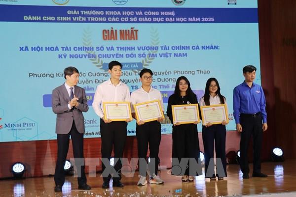 Trao giải thưởng Khoa học và Công nghệ cho sinh viên