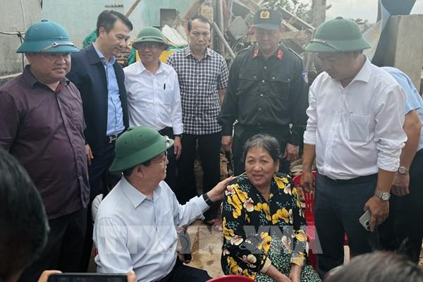 Phó Thủ tướng Mai Văn Chính thăm hỏi người dân vùng bị bão lũ tại Đắk Lắk