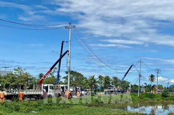 Khắc phục bão số 13: Thêm hơn 70.000 khách hàng được cấp điện