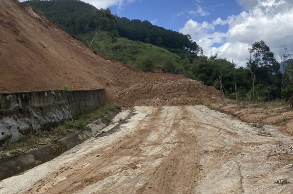 Sau tiếng nổ lớn, sạt lở hàng nghìn mét khối đất ở Quảng Ngãi