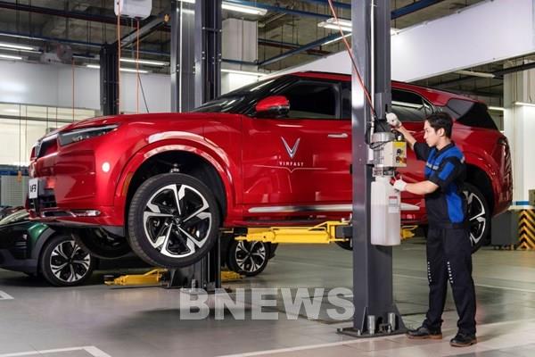 VinFast hỗ trợ khách hàng miền Trung khắc phục hậu quả bão lũ