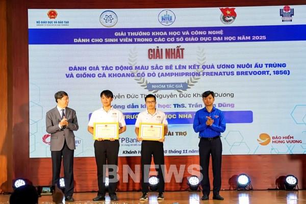 Trao giải thưởng Khoa học và Công nghệ cho sinh viên