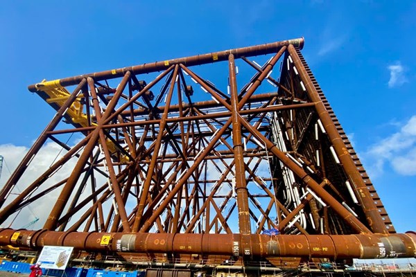 Gắn biển công trình chân đế giàn CPP Lô B chào mừng Đại hội Đảng toàn quốc lần thứ XIV