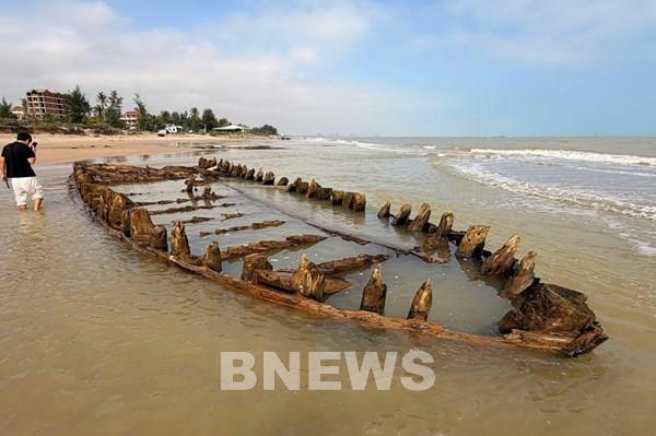 Sau bão số 13 phát hiện tàu gỗ cổ hàng trăm năm tại bãi biển Hội An